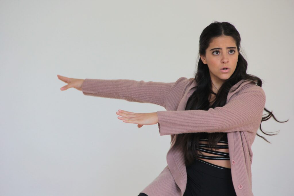 alumna desarrollando su autoconfianza durante la carrera de actuacion