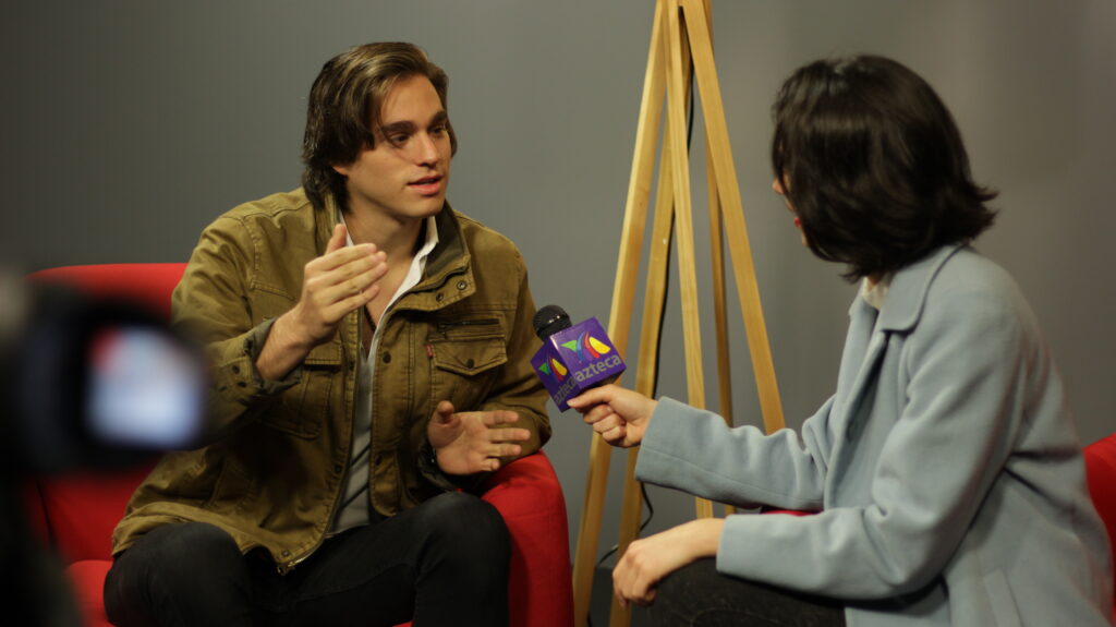 Alumnos de CEFAT que toman un diplomado en conduccion ademas de estudiar actuacion