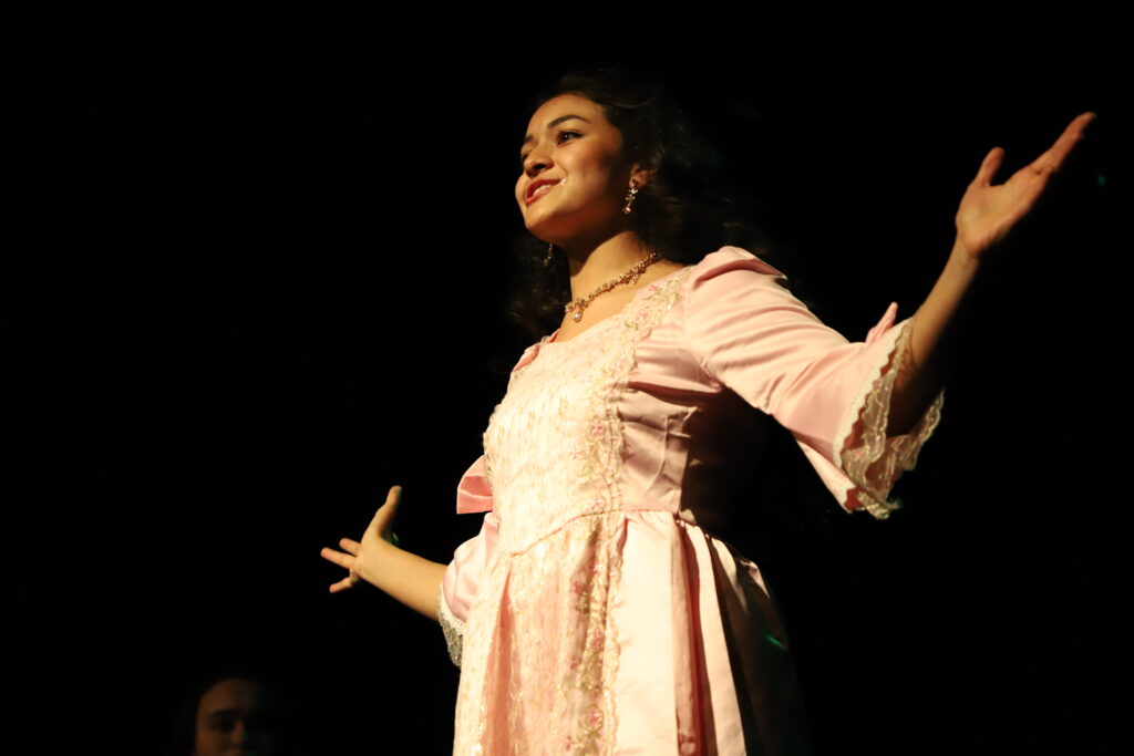 alumna de escuela de actuacion desarrollando presencia escenica y tecnicas actorales